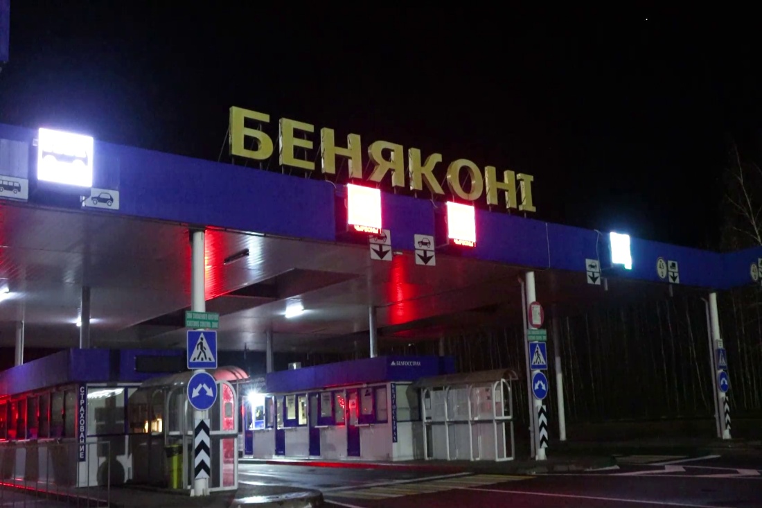 После трёхнедельной паузы Бенякони приняли первый автомобиль