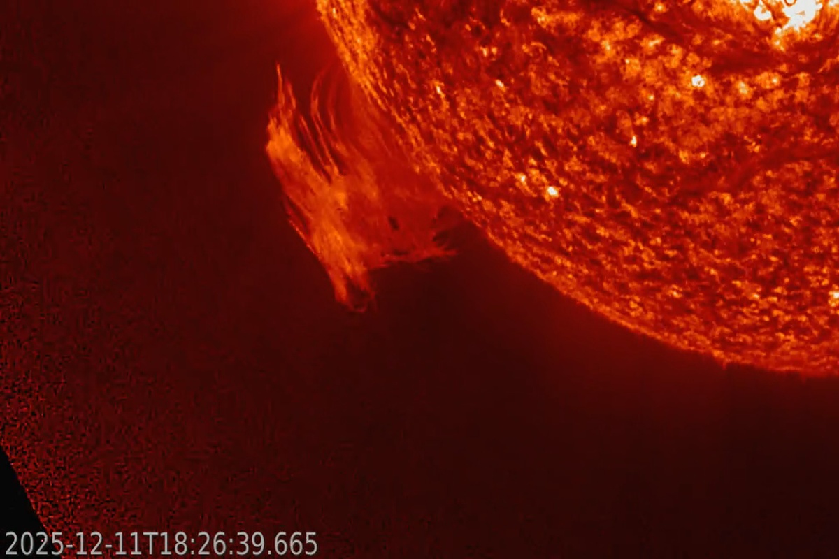 Потрясающее зрелище: на Солнце сняли распад огромного протуберанца