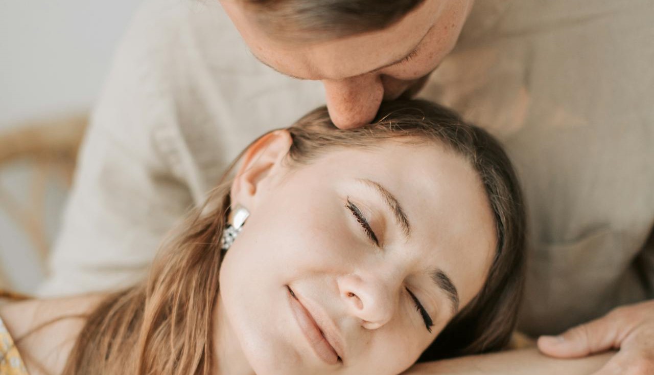 Познакомил с мамой и друзьями, все выходные проводил со мной. А потом выяснилось, что он женат