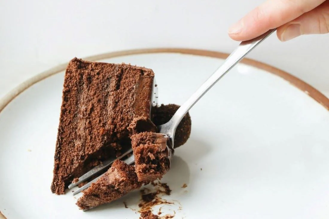 При всех гостях муж вырвал кусок торта из рук жены со словами: «Куда тебе торт, и так жирная!»