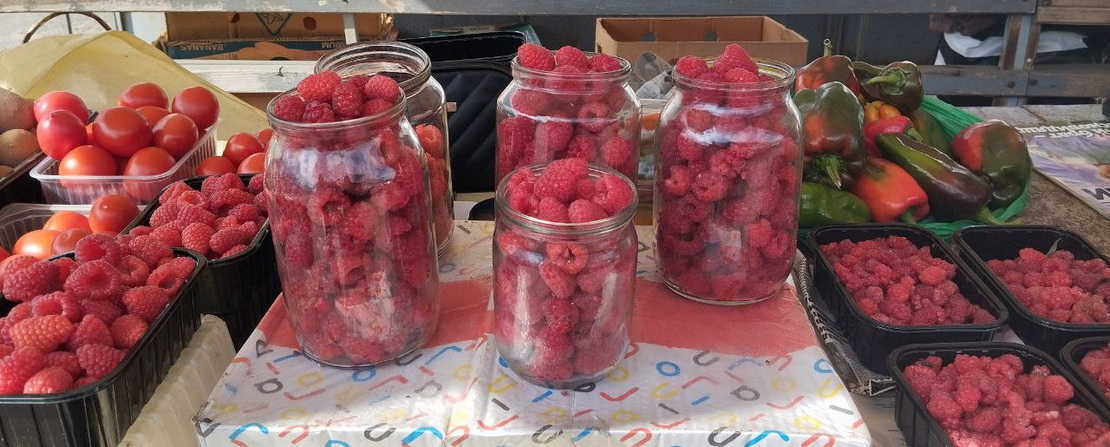 Пятничный обзор цен на рынке Слонима. Где выгоднее покупать огурцы, картофель и перец?