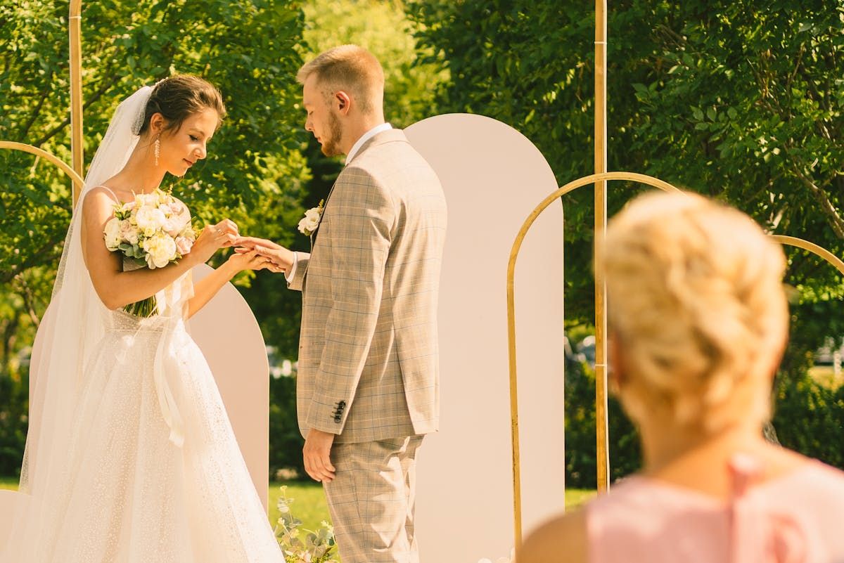 Рассматривая свадебные фото, невеста заметила на них неизвестную женщину. Вскрывшаяся правда ее озадачила