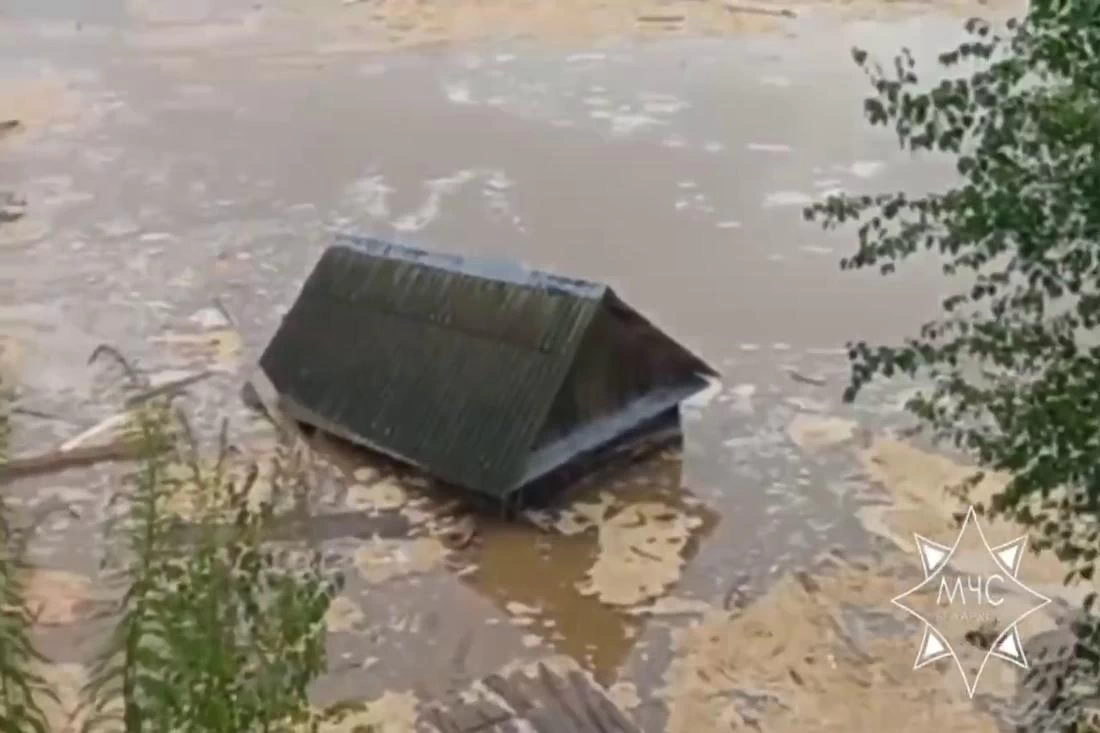 Семь хозпостроек обрушились в Витебске после схода грунта