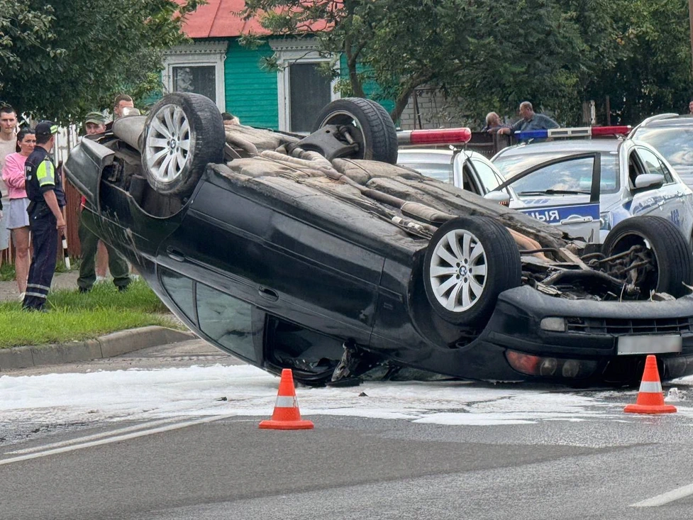 Серьёзное ДТП в Слониме — авто перевернулось на проезжей части