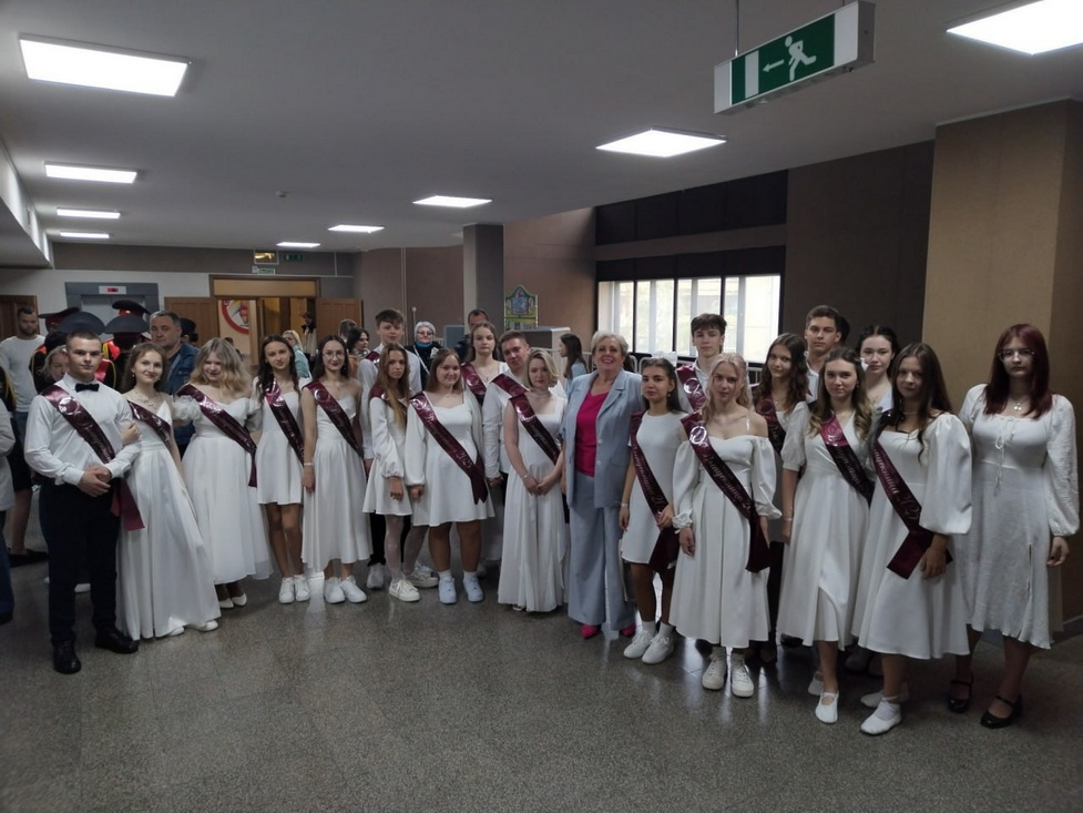 Школьный путь завершён: в Слонимском районе последний звонок прозвучал для 335 одиннадцатиклассников