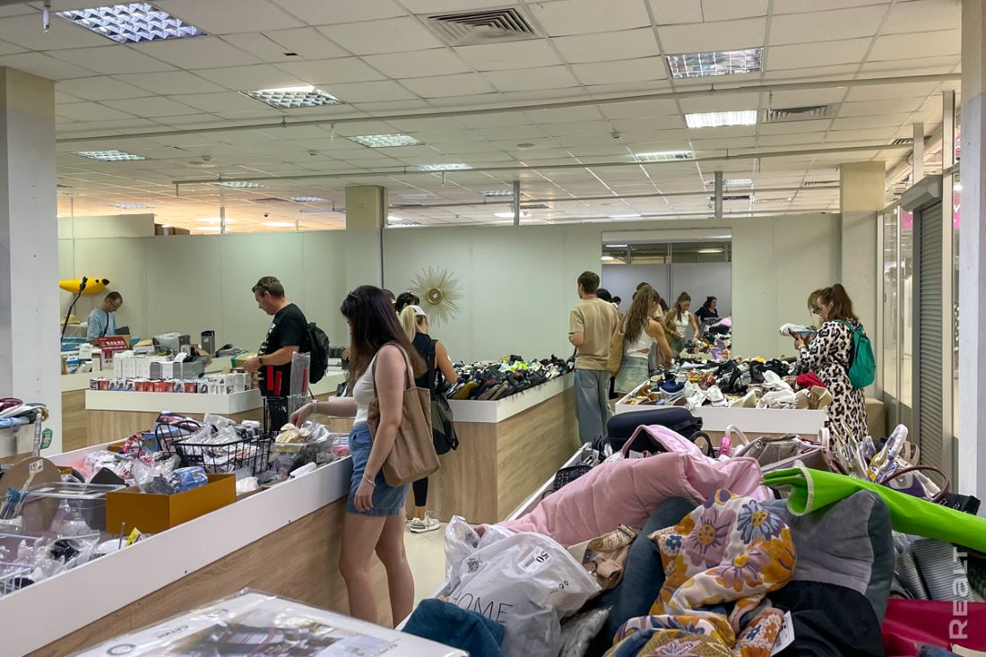 Сходили в новый магазин низких цен: судя по полкам, товары здесь разбирают быстро