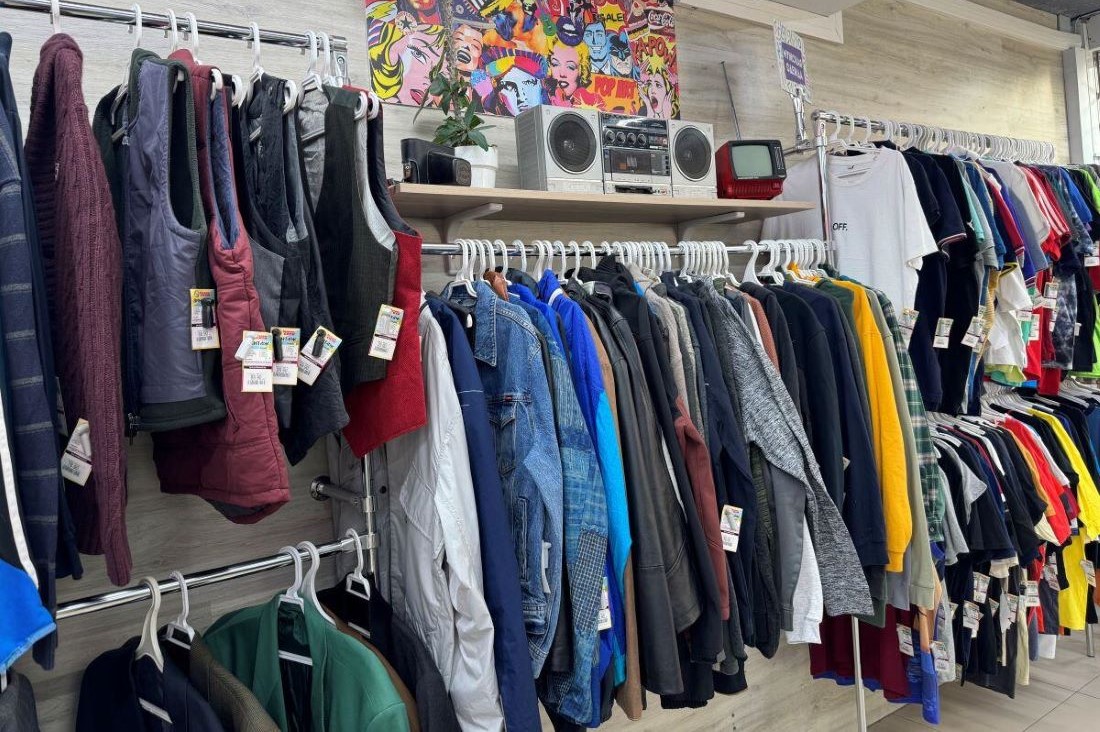 Сходили в секонд-хенд: сколько можно сэкономить на брендовой одежде?