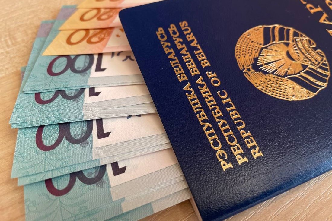 Сколько белорусов будут получать две пенсии? Названы цифры