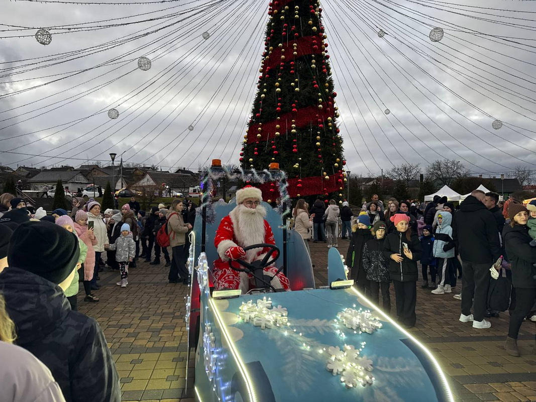 Слоним погрузился в праздничную атмосферу: прошло шествие Дедов Морозов. Много фото