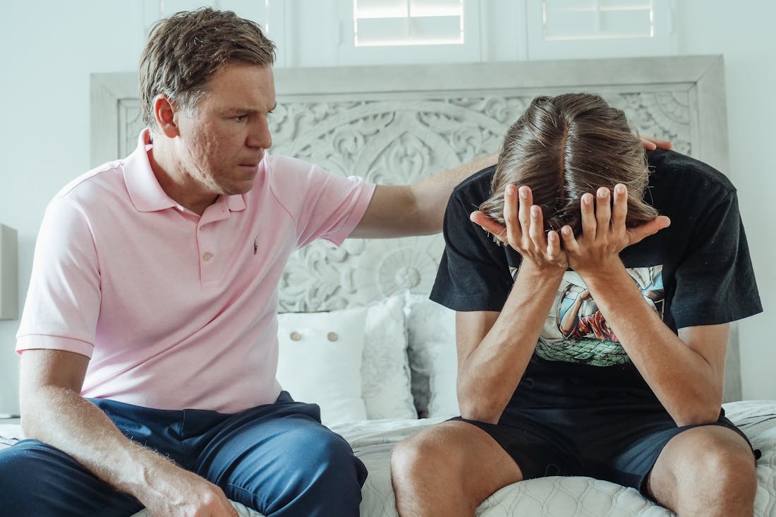 Случайно выяснилось, что у отца есть вторая семья. В оправдание заявил: «Вам повезло, у вас папа в детстве был»