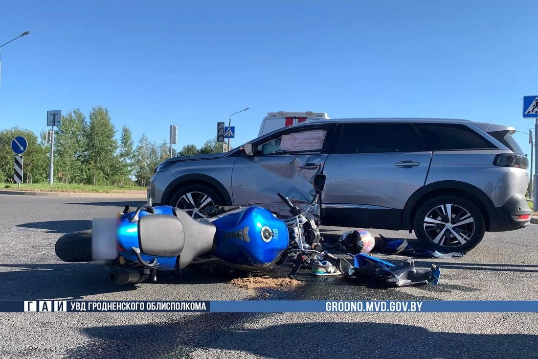 Смертельная авария в Гродно: мотоциклист влетел в легковушку