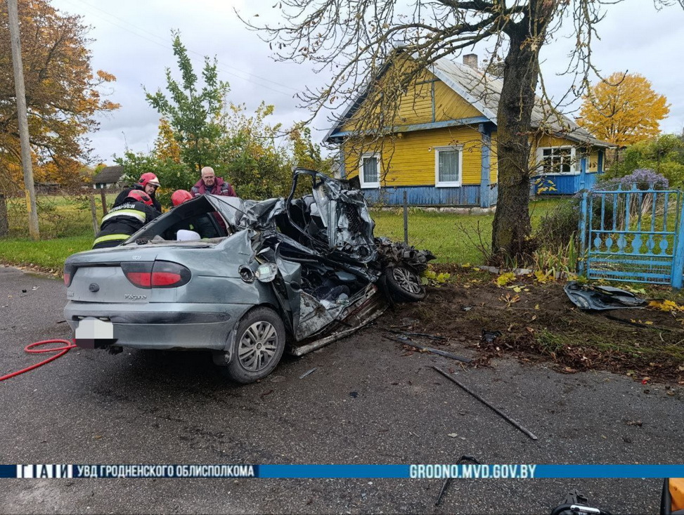 Смертельное ДТП в Слонимском районе: водитель в реанимации, пассажир погиб
