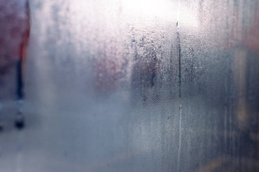 Специалисты ЖКХ предложили необычный способ борьбы с конденсатом на окнах