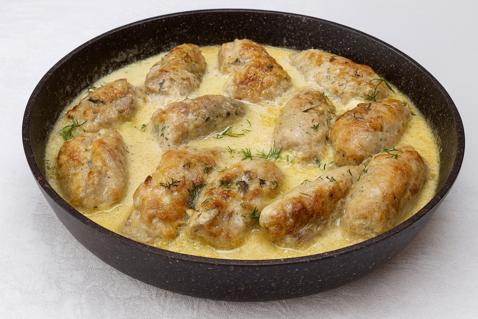 Сытное мясное блюдо на Новый год: нежные рулетики под сливочным соусом