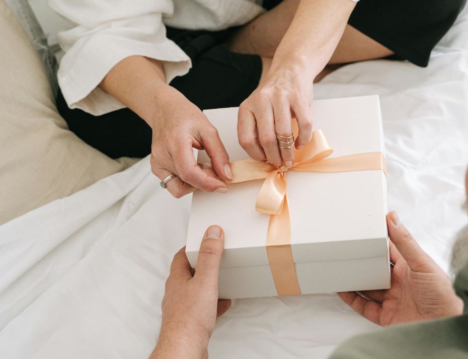 Только спустя 9 лет молодожены вспомнили, что нужно открыть свадебный подарок. И вот что обнаружили внутри