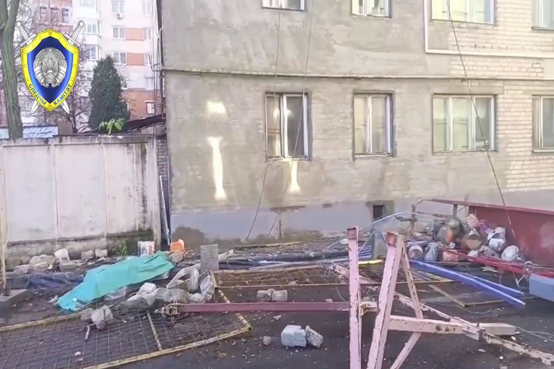 Трагедия на стройке в Бресте: строительная люлька рухнула с рабочими с высоты пятого этажа