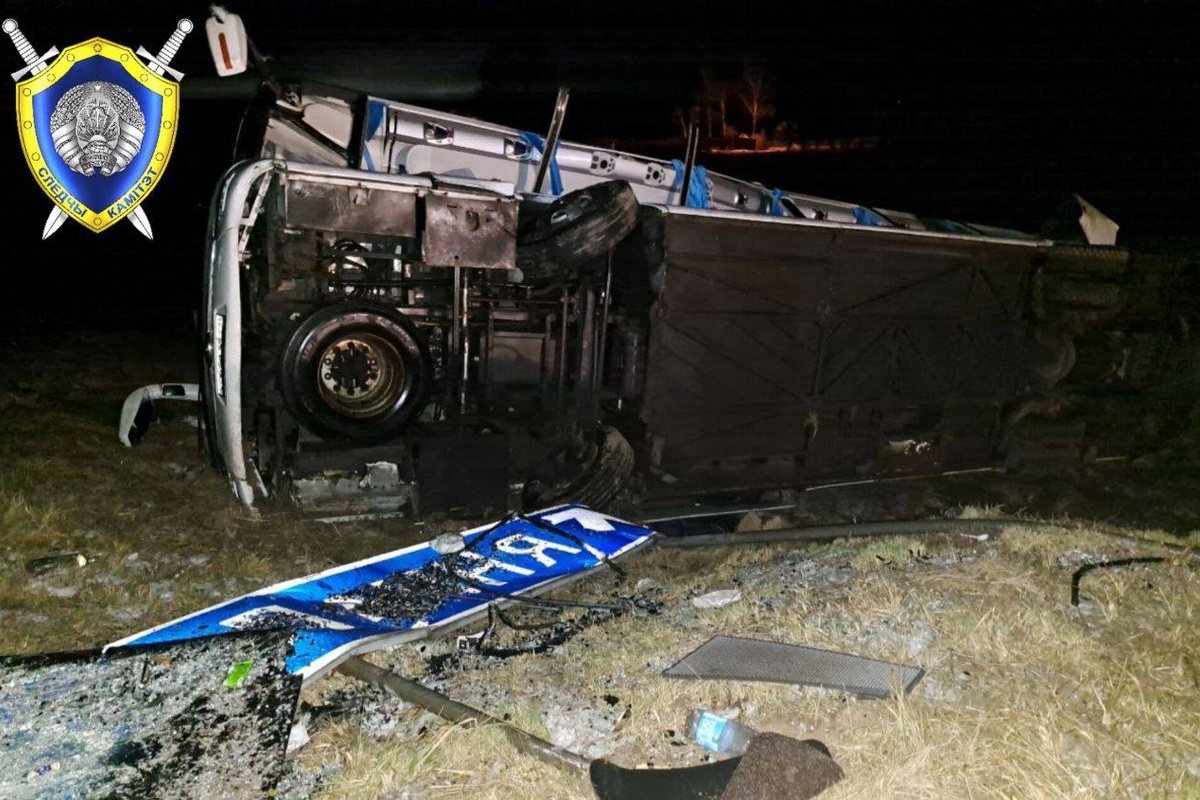 Трагедия на трассе М-1: автобус с пассажирами опрокинулся, одна женщина погибла