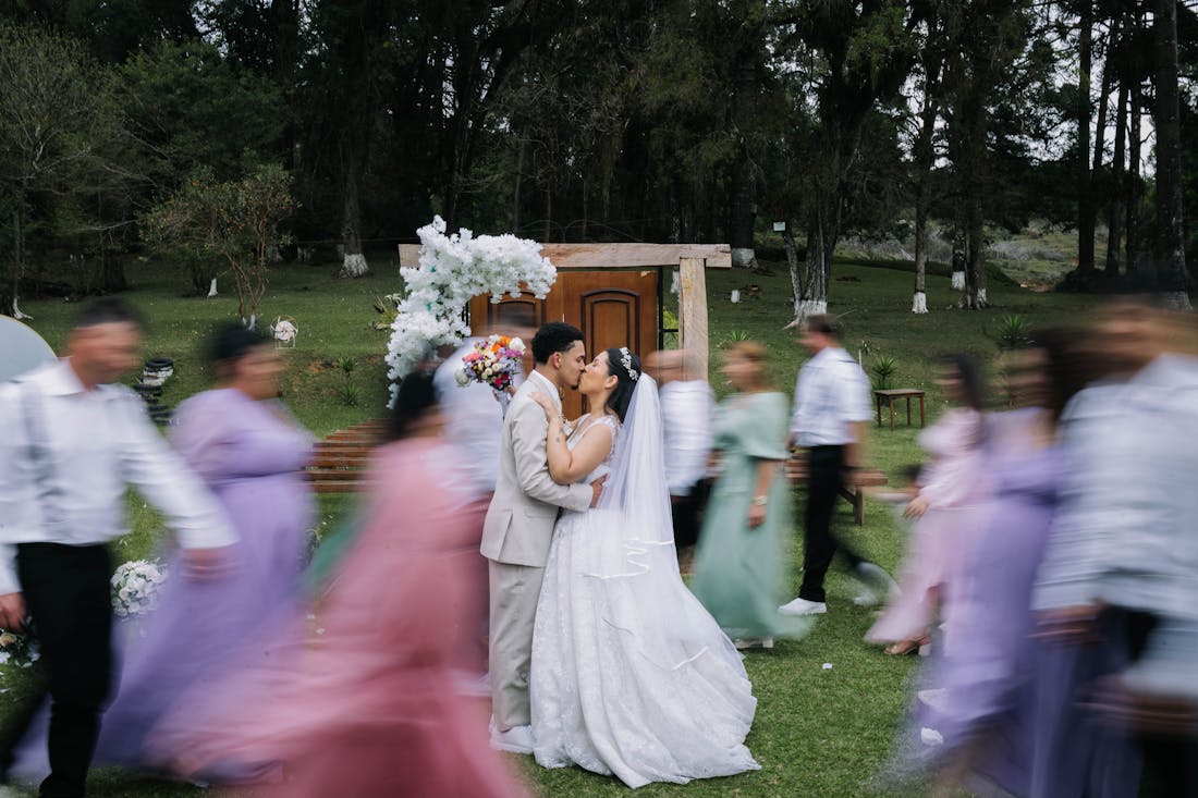 «Твоя дешевая свадьба опозорит семью!» — заявила сестра. Но когда они явились на праздник, их лица побледнели