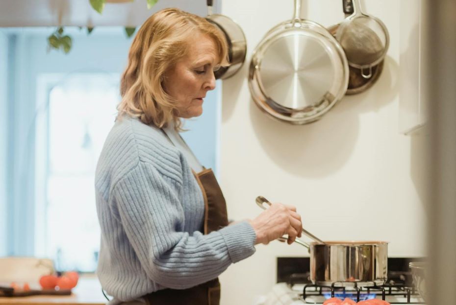 У жены вечное принеси-подай, а он не может за собой тарелку со стола убрать