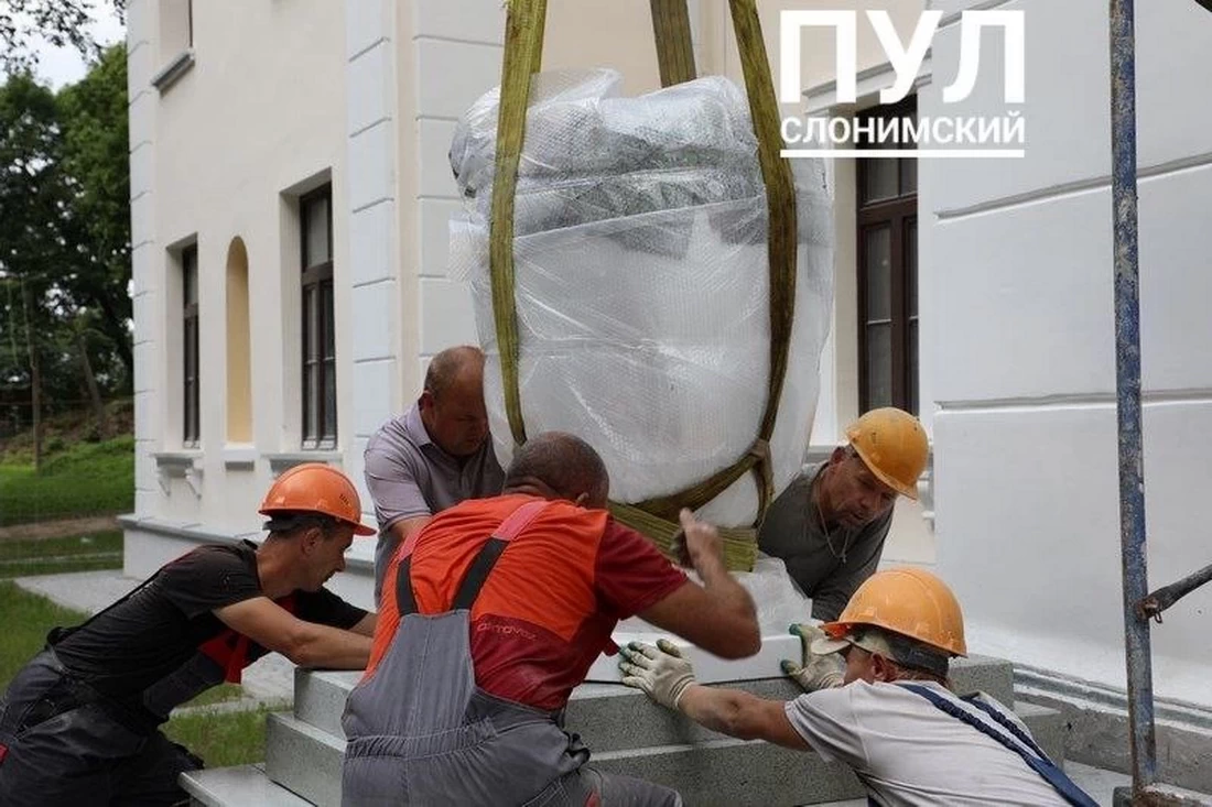 Усадьба в Альбертине преображается: «Львы» и «Вазы» снова у входа в Дом культуры в Альбертине