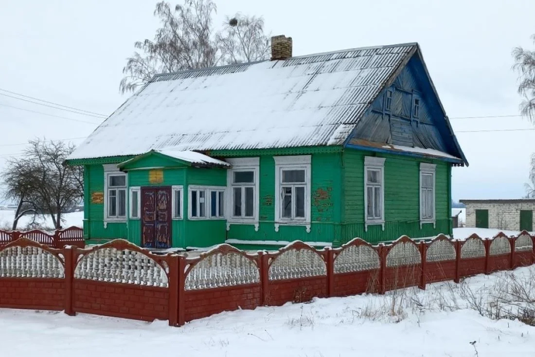 Уже почти за копейки. Под Слонимом продается добротный дом с сараем и крепким забором