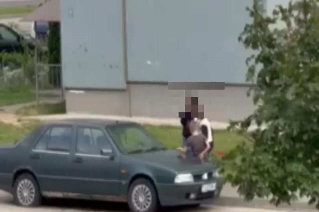 В Гродно дети прыгали по припаркованной машине. Чем это закончилось?