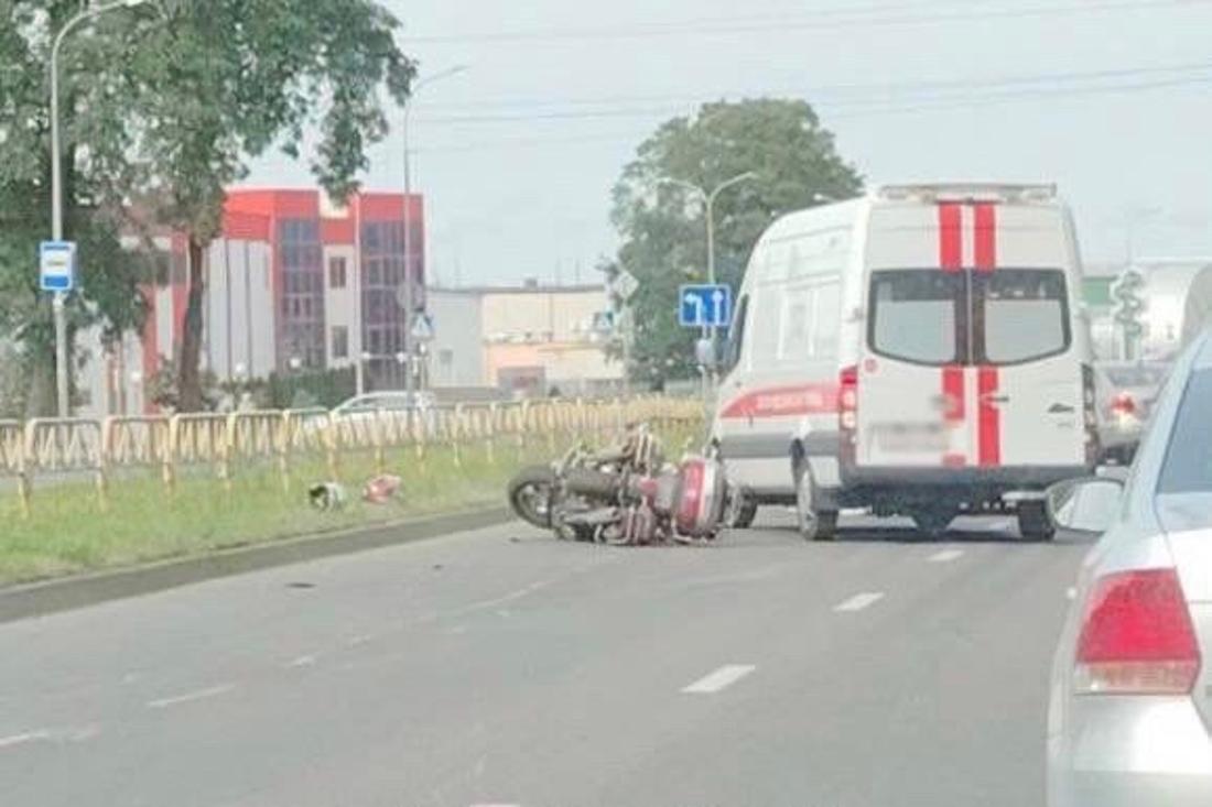 В Гродно мотоциклист опрокинулся и врезался в «Рено»