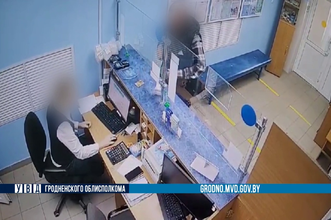 В Гродно мужчина украл на поминках банковскую карту знакомой и тратил ее деньги