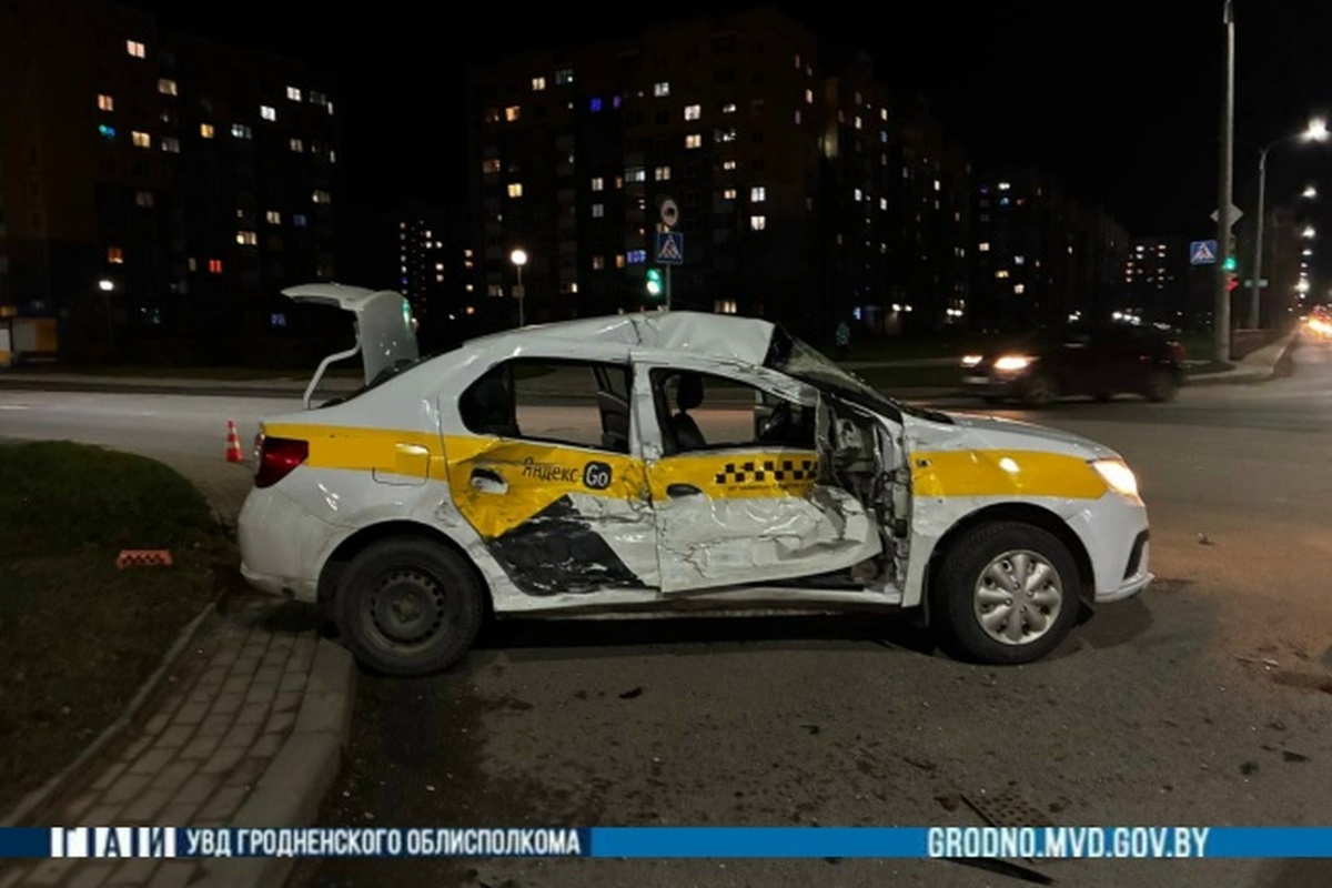 В Гродно «Рено» столкнулся с «Мерседесом», а в Кореличском районе водитель на «Ладе» сбил пешехода