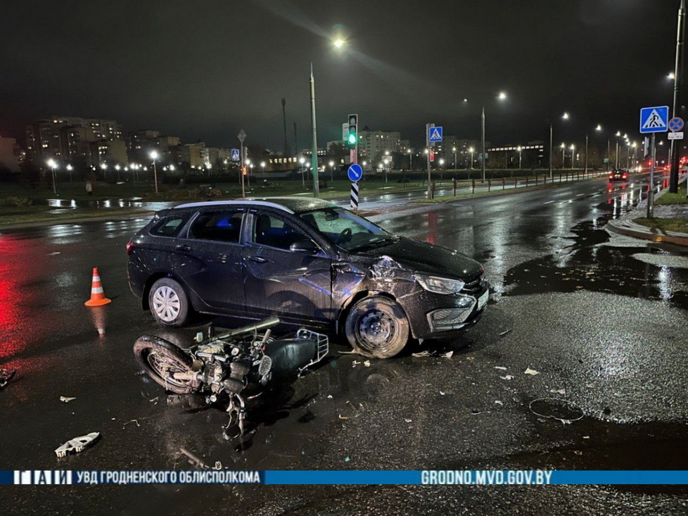 В Гродно водитель «Лады» не уступил дорогу мотоциклисту — 18-летний парень находится в больнице