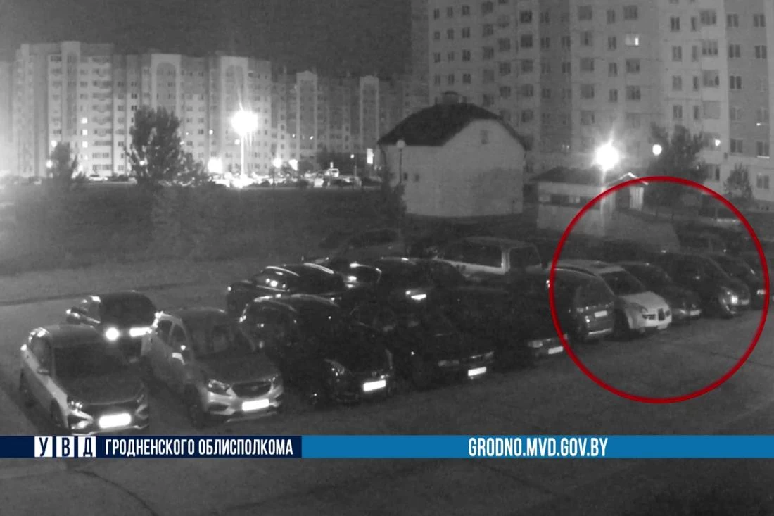 В Гродно женщина с топором разгромила машину возлюбленного