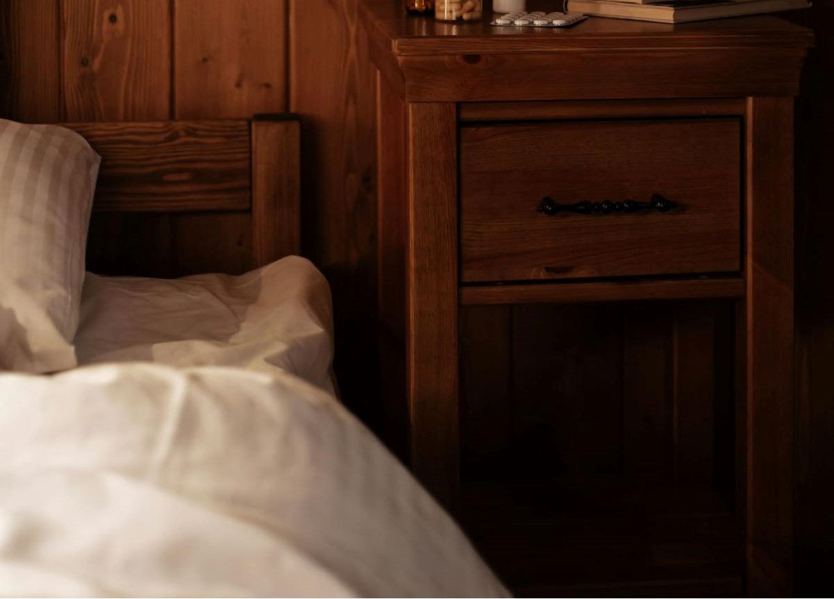 В Китае мужчина спал на кровати умершей матери и чуть не погиб сам