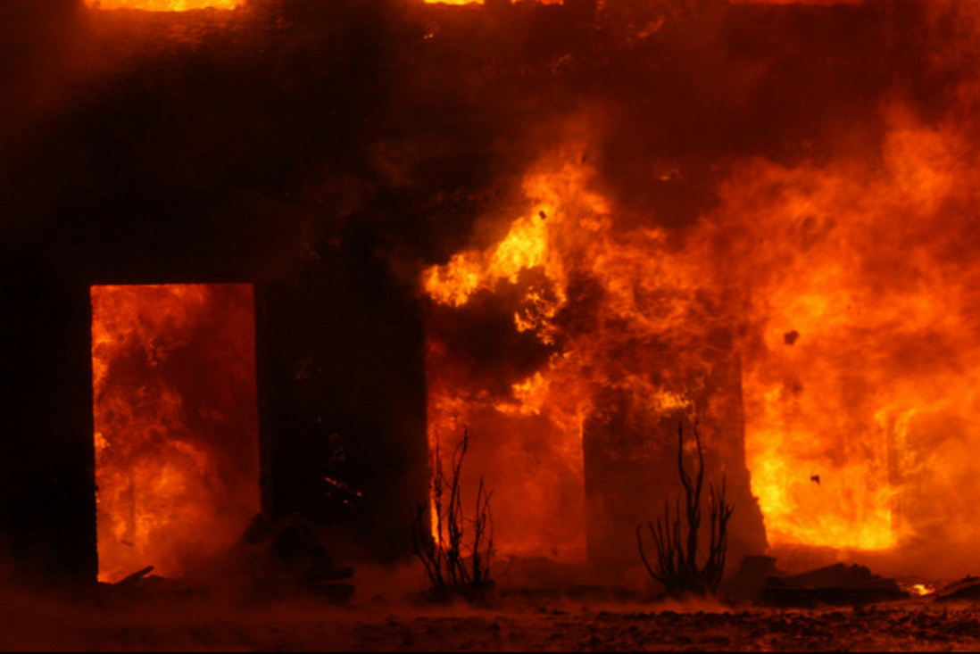 В Лиде ночью огонь уничтожил нежилой дом