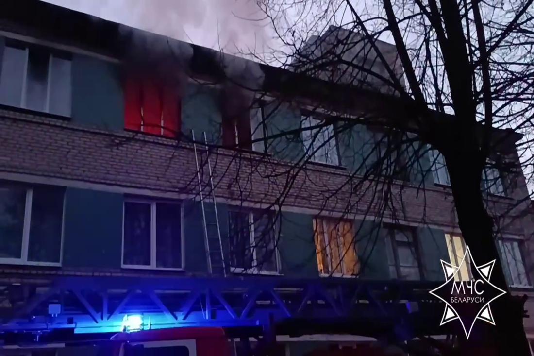 В Слониме горел блок в общежитии: спасатели сняли мужчину с окна
