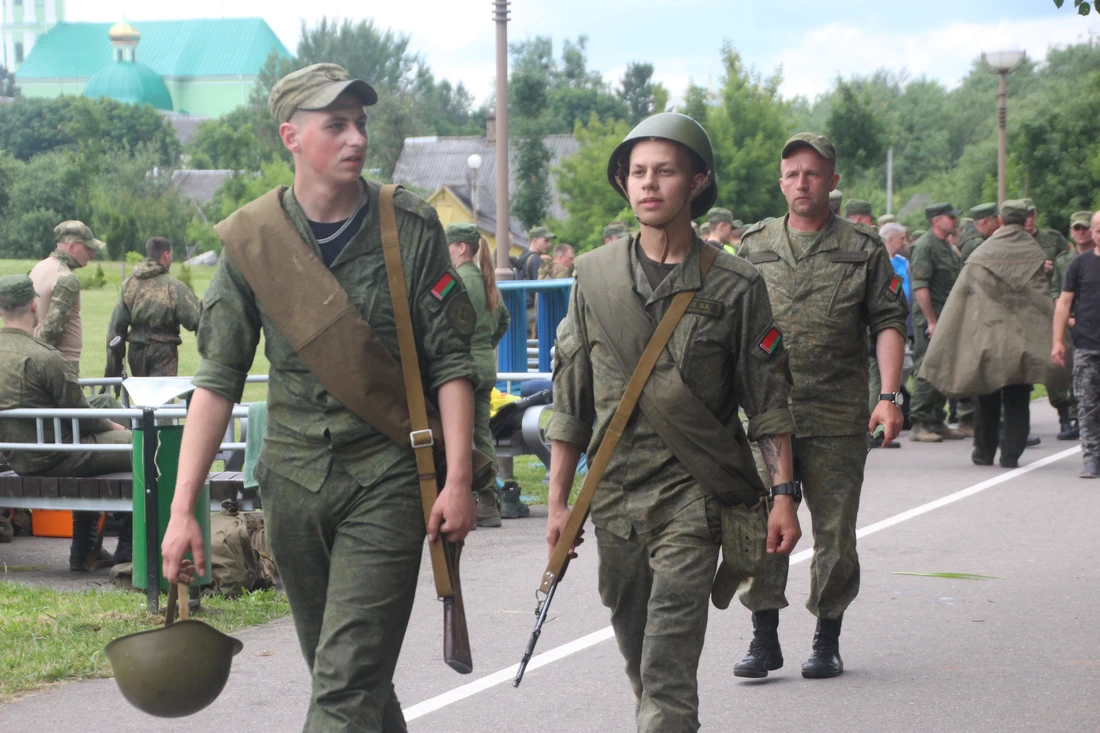 В Слониме прошла репетиция масштабной реконструкции освобождения: звучали оружейные залпы, а по Щаре плыли плоты с бойцами