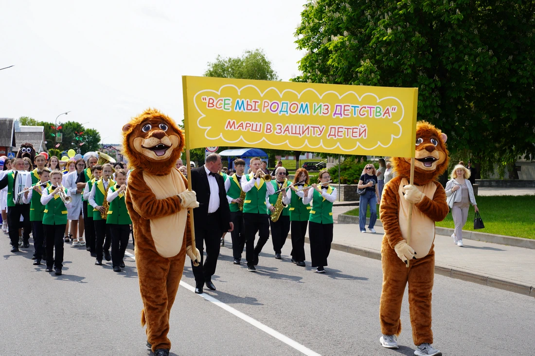 В Слониме прошёл красочный парад колясок в честь Международного дня защиты детей
