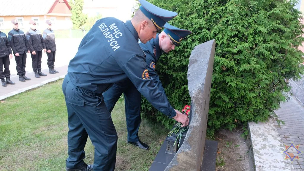 В Слониме спасатели почтили память Валерия Коско, погибшего при тушении пожара