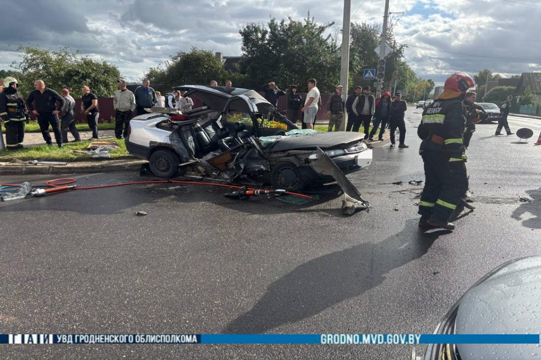 В Сморгони водитель автомобиля «Форд» проехал на красный и устроил ДТП