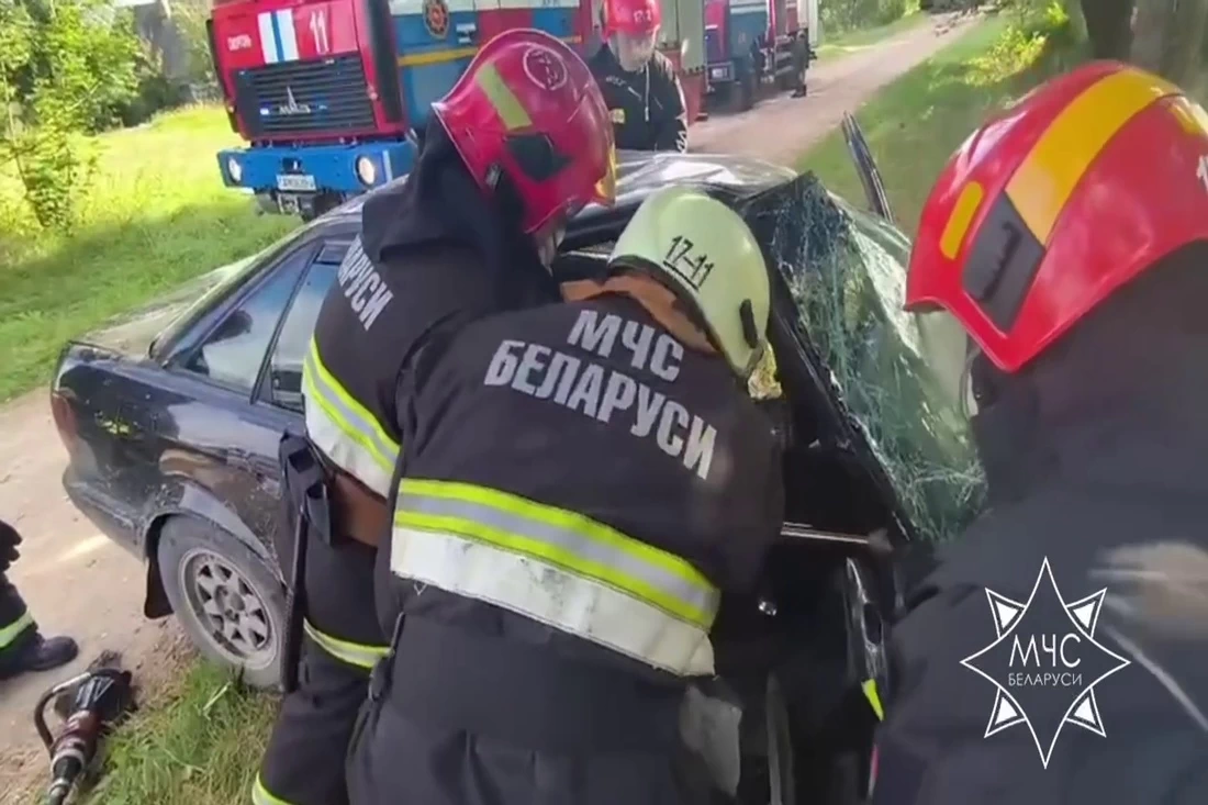 В Сморгонском районе спасатели освободили зажатого в машине пассажира