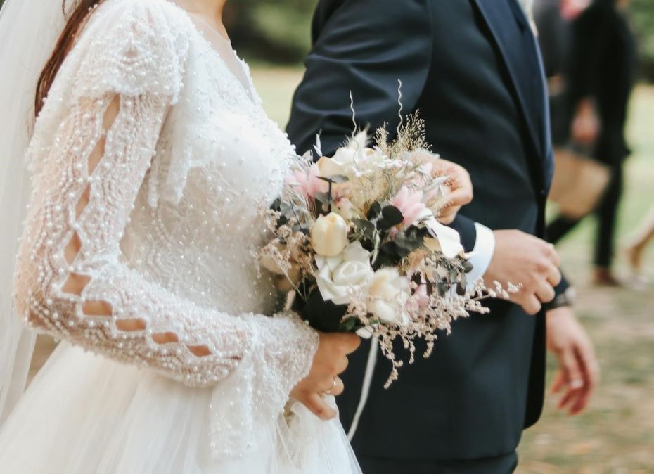 Вместо обручальных колец – наручники: молодоженов арестовали во время свадьбы из-за платья невесты