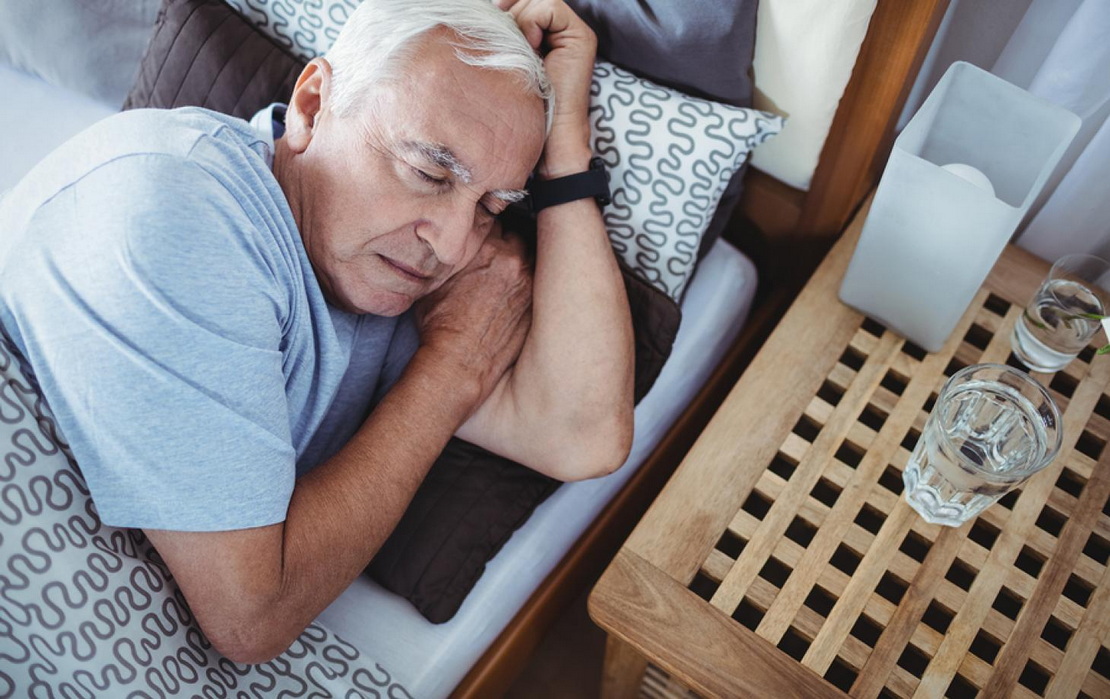 Врачи объяснили, почему пожилые люди ложатся спать рано и встают на рассвете