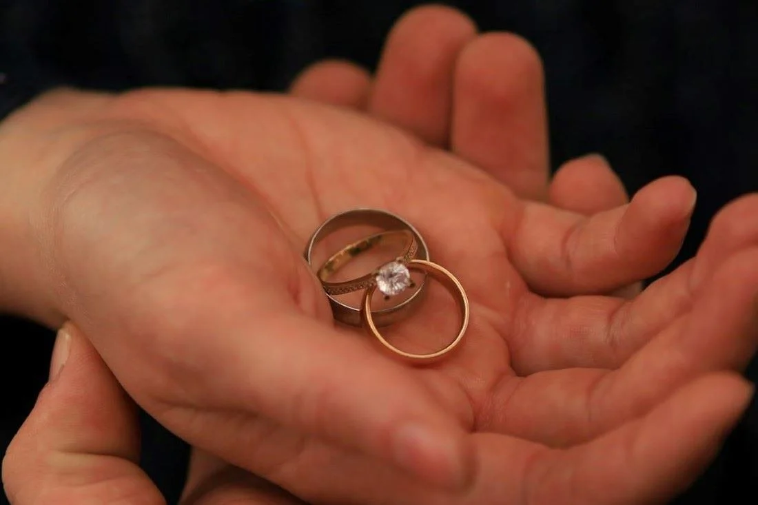 Всегда покупаю жене дорогие подарки, а в ответ слышу одно: «Ты мне даришь всякую дешевую ерунду»