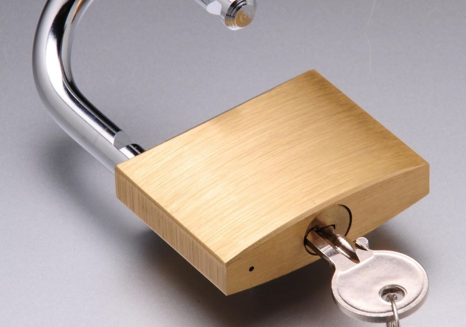 Вы, вероятно, не знаете, для чего предназначено отверстие в нижней части замка: оно маленькое, но играет большую роль