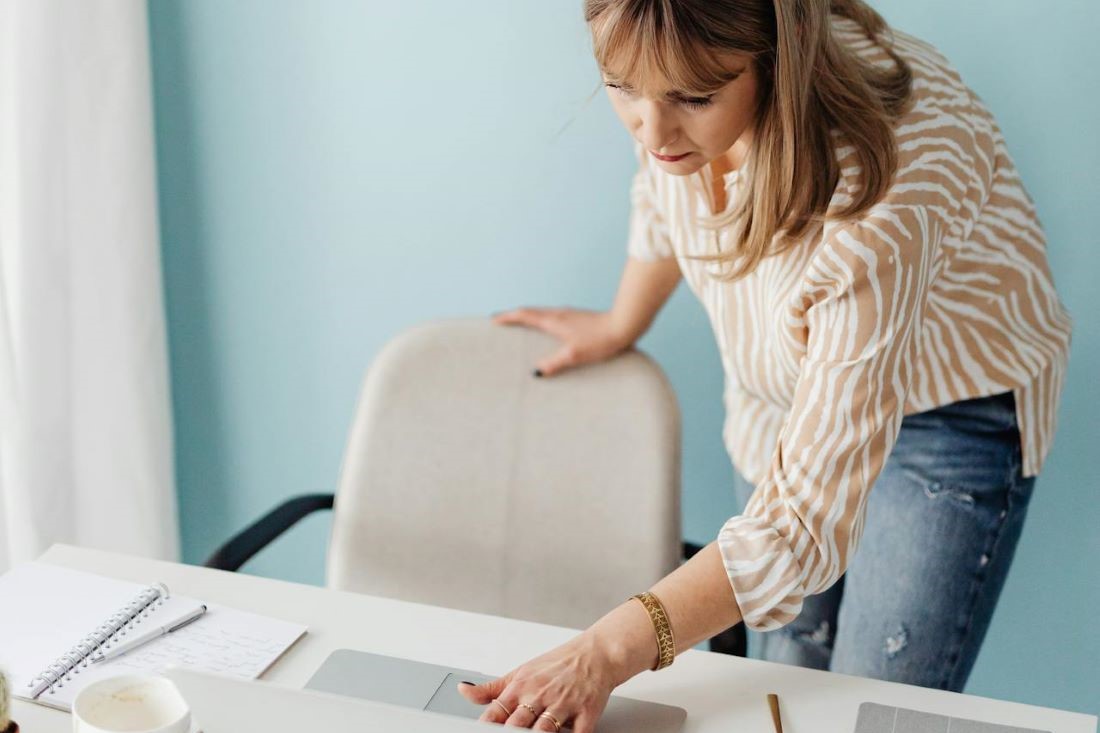 Вы встаете из-за стола и всегда ставите стул на место? У психологов есть этому объяснение