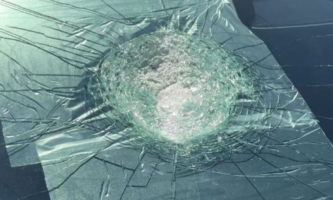 Загадочный объект врезался в движущийся автомобиль в Австралии