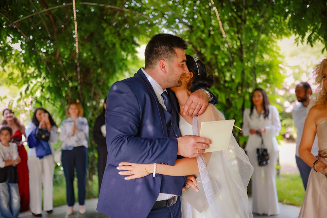 Жених пришел в бешенство от подарка родителей в день свадьбы: открыв конверт, он остолбенел от удивления