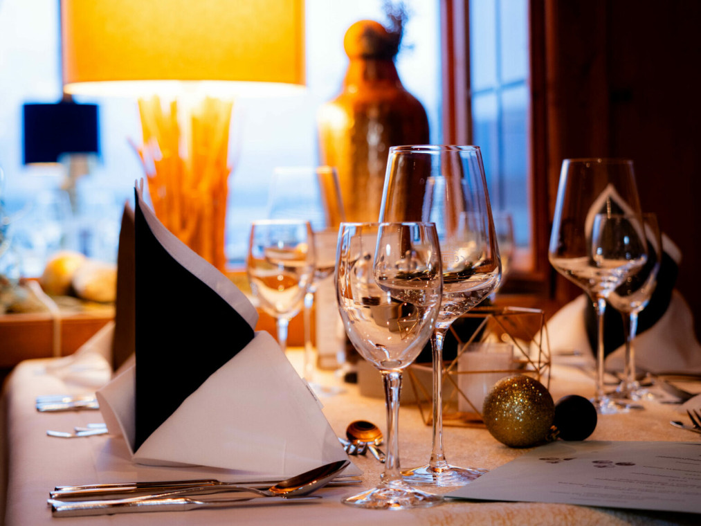 Женщина чуть не сломала зуб за ужином. То, что оказалось в еде, изменило ее жизнь