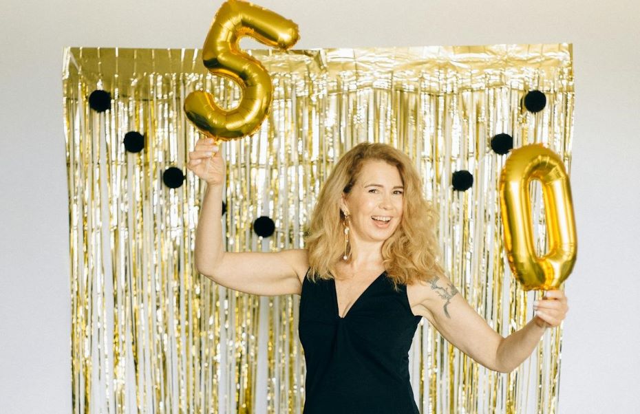 Женщинам старше 50 лет стоит забыть об одном цвете одежды: он делает их намного старше