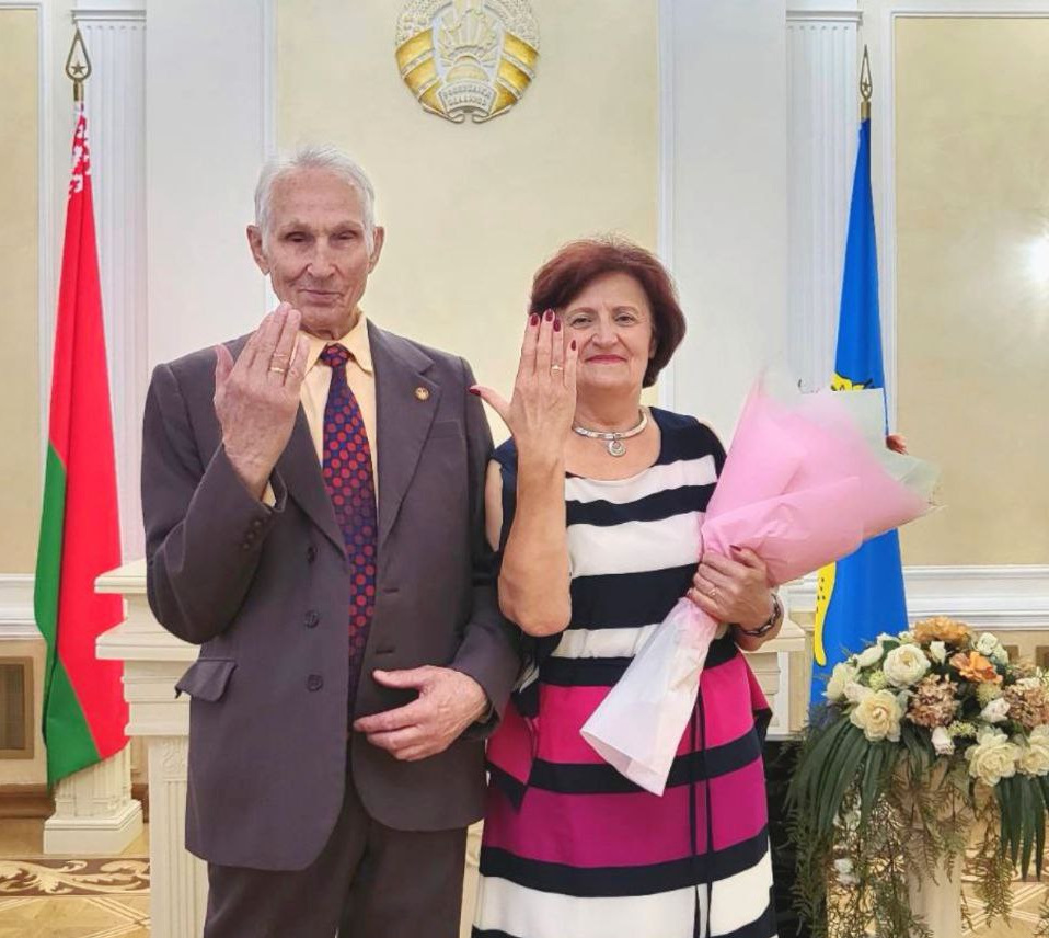 Жизнь заиграла новыми красками: гомельский писатель в 91 год нашел любовь и женился