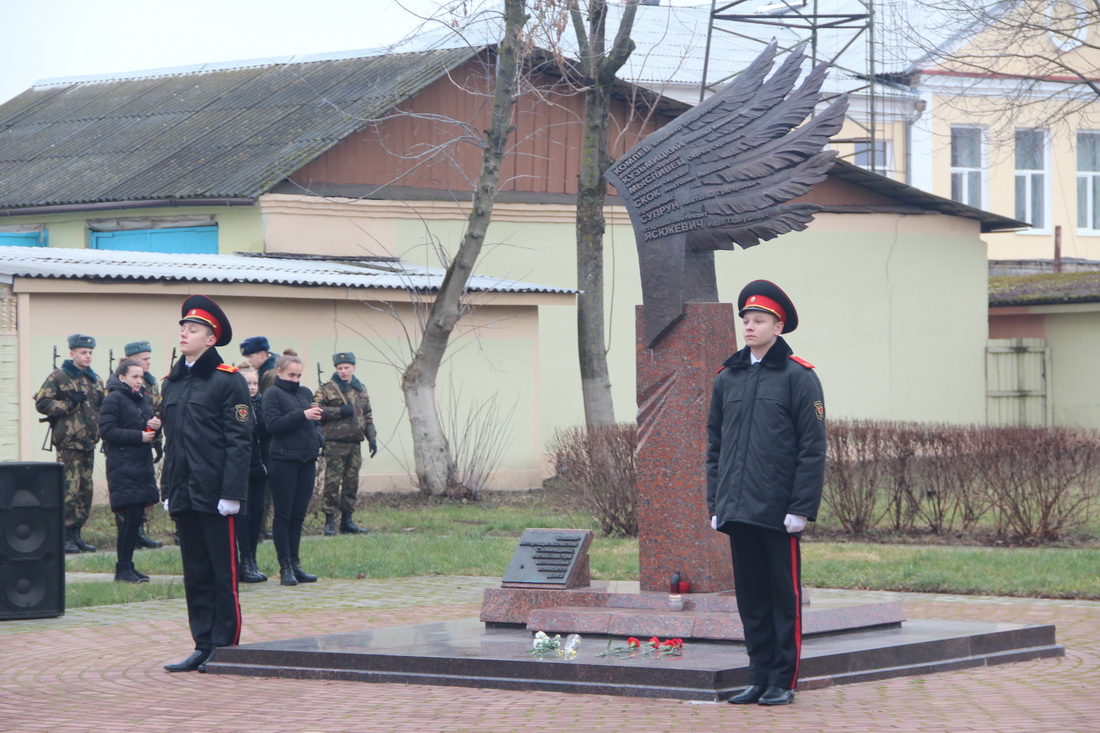 Каля помніка